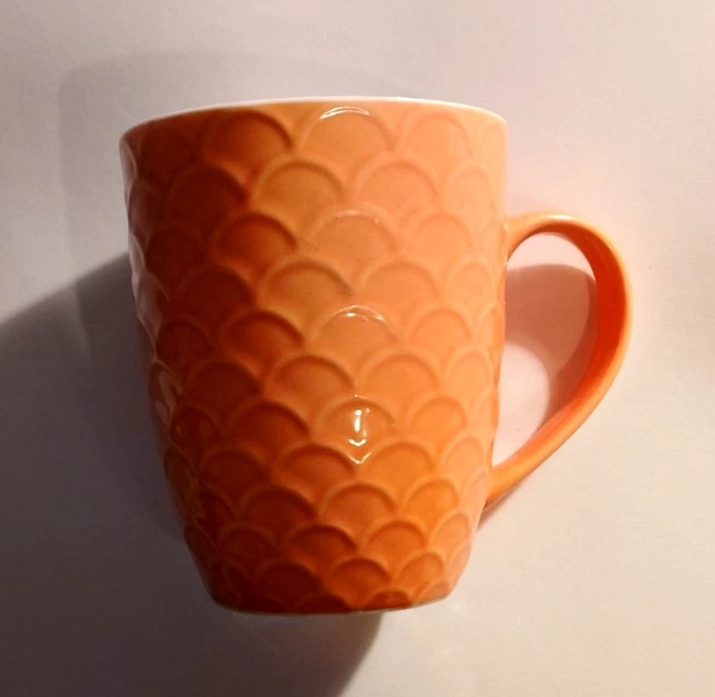 Becher mit Griff Henkel Wellen Muscheln Muster orange weiß Tasse Sammeltasse neu