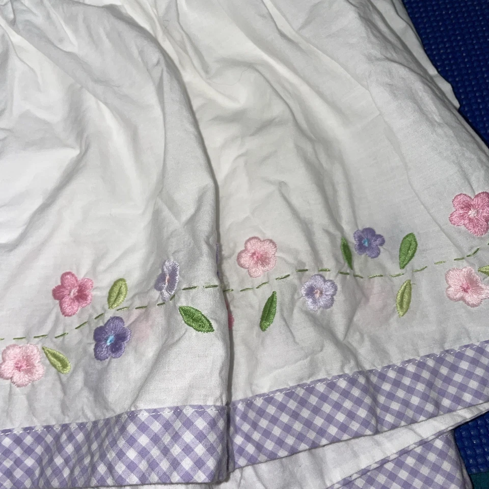 Falda de cuna Pottery Barn Kids verde a cuadros de guinga floral bordada con volantes en polvo Foto 3 de 4