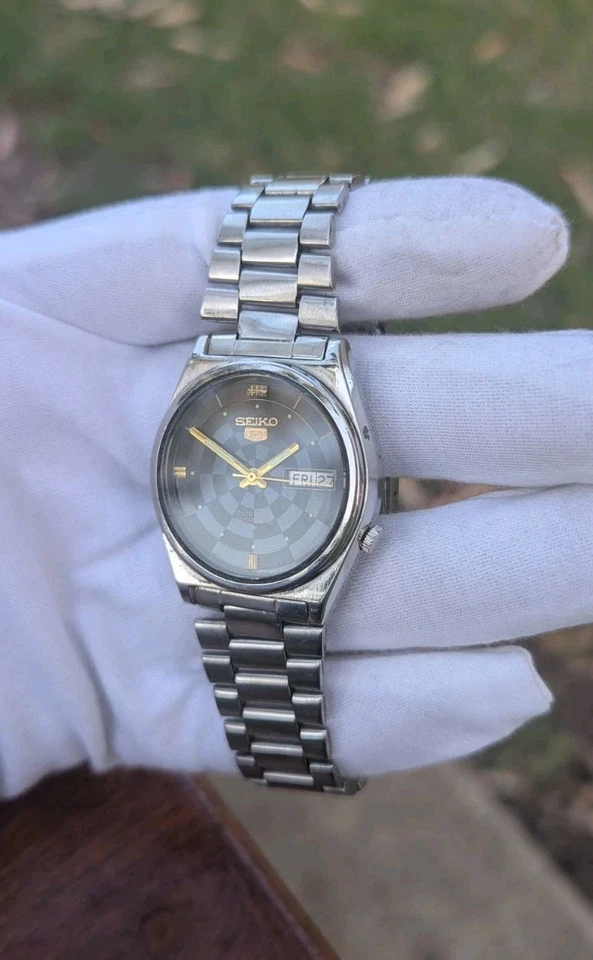 Reloj automático para hombre Seiko 5 1981 17 joyas con esfera negra rara de dos tonos  Foto 3 de 4