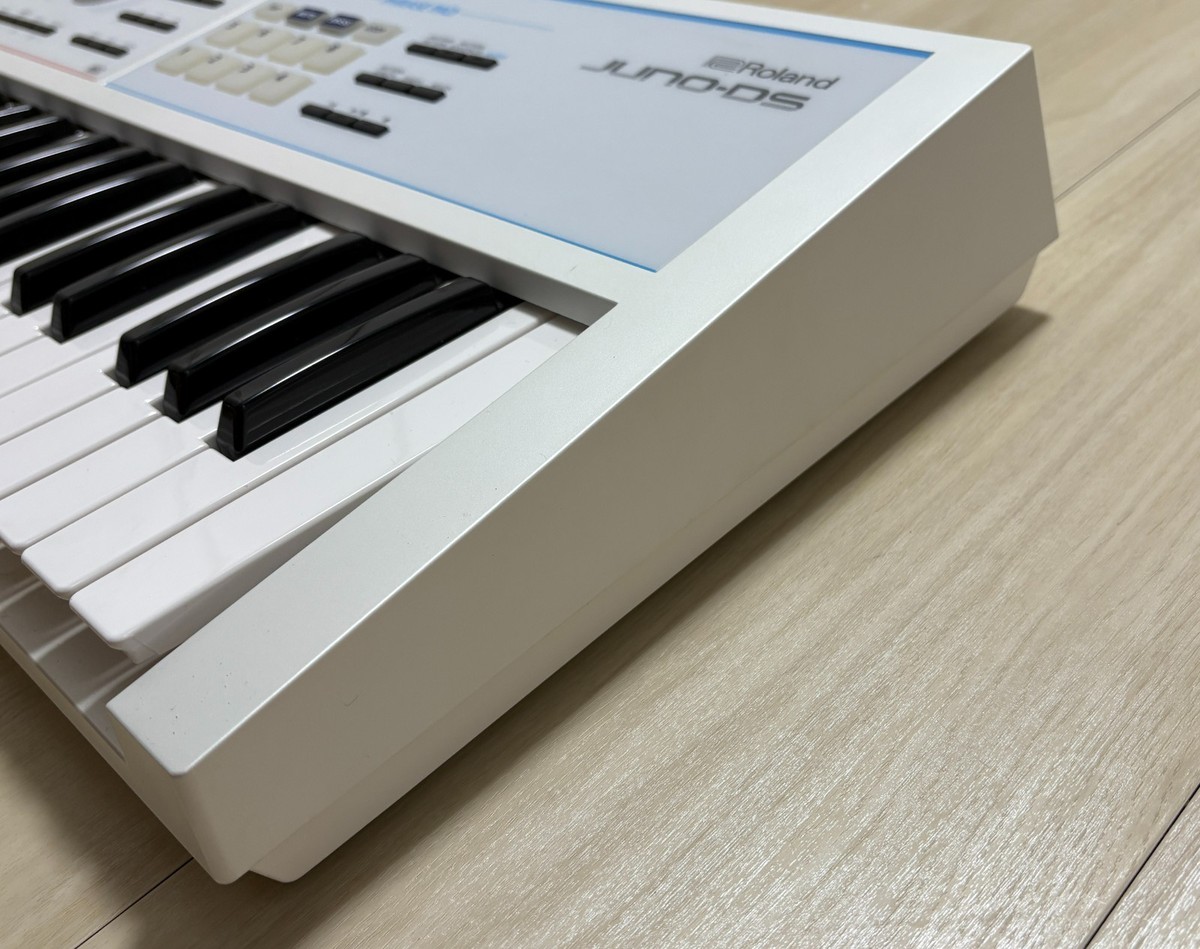 Roland JUNO-DS61W White 61-Key Keyboard Synthesizer with Soft Case