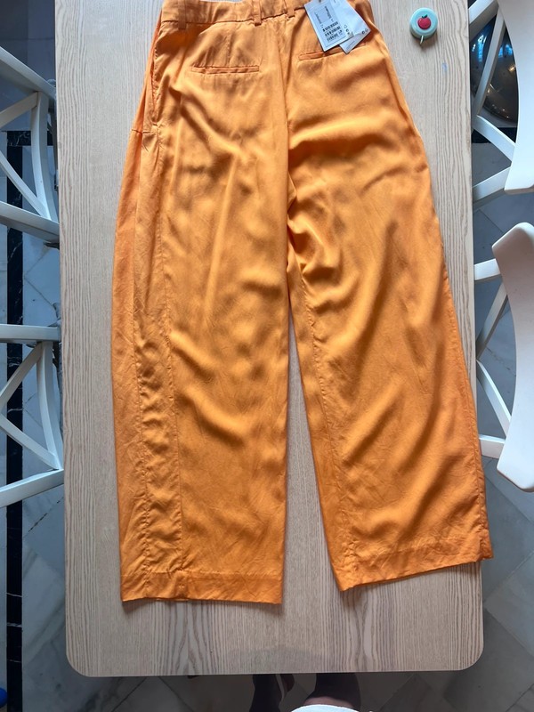 Bellísimos pantalones fluidos COS color naranja (89€)