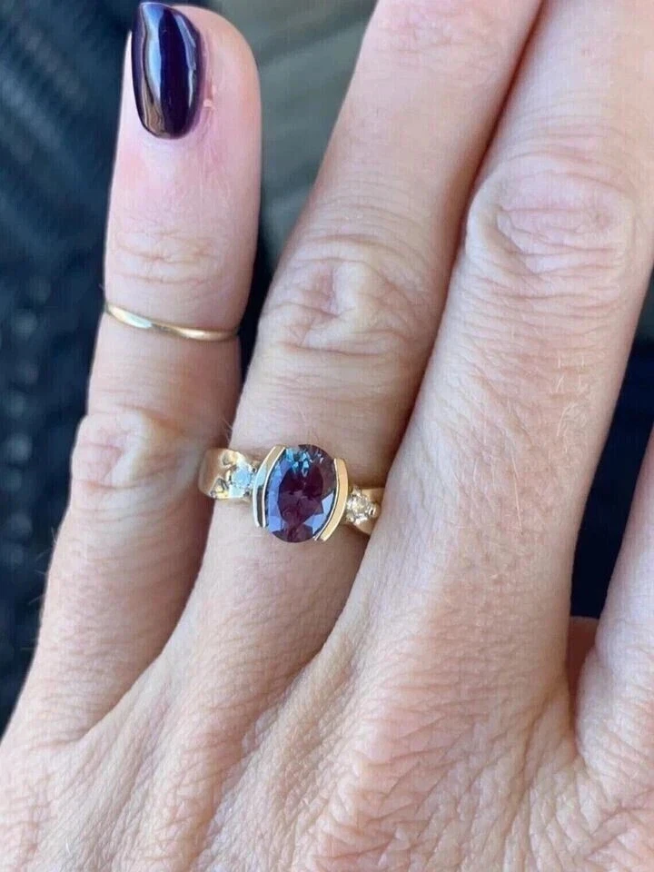 Anillo de boda de alejandrita de corte ovalado de 3,20 quilates de oro amarillo macizo de 14 quilates Foto 4 de 4