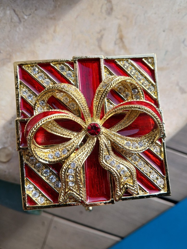 Olivia Riegel Striped Red Gift Box Crystal Stocking Holder NIB | eBay