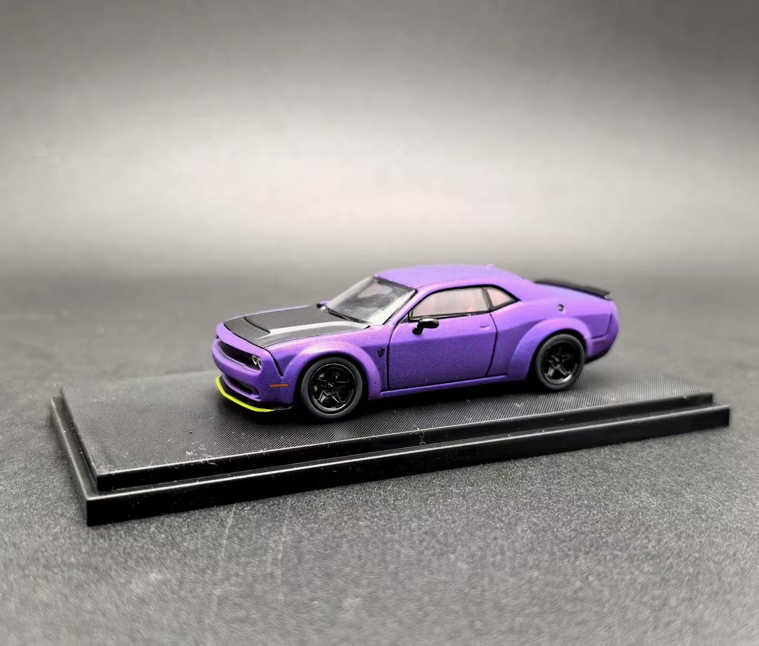 Fine Works 1/64 alloy simulation Dodge Challenger car model ornament