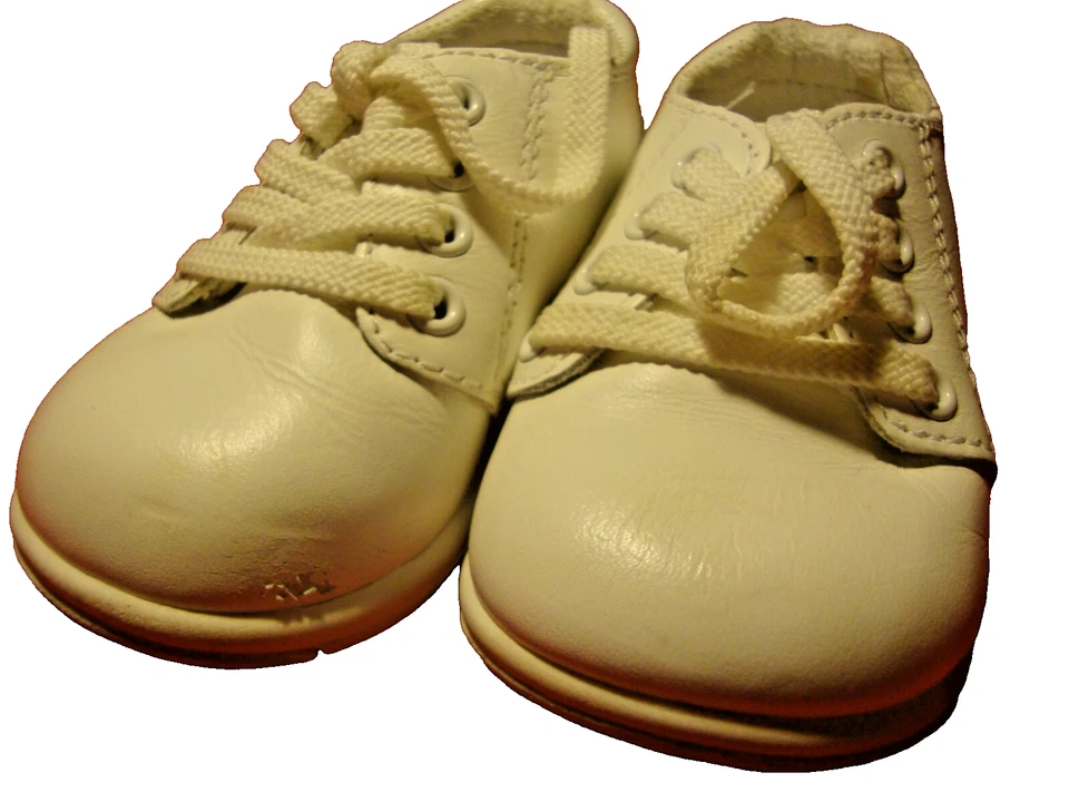 白色 WonderKids 皮革系带步行支撑鞋 4 码男女通用 GUC 248 — 第 2/4 张图片