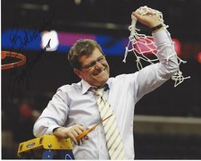 UCONN LADY HUSKIES HEAD COACH GENO AURIEMMA SIGNED 8x10 PHOTO COA NCAA CHAMPS B