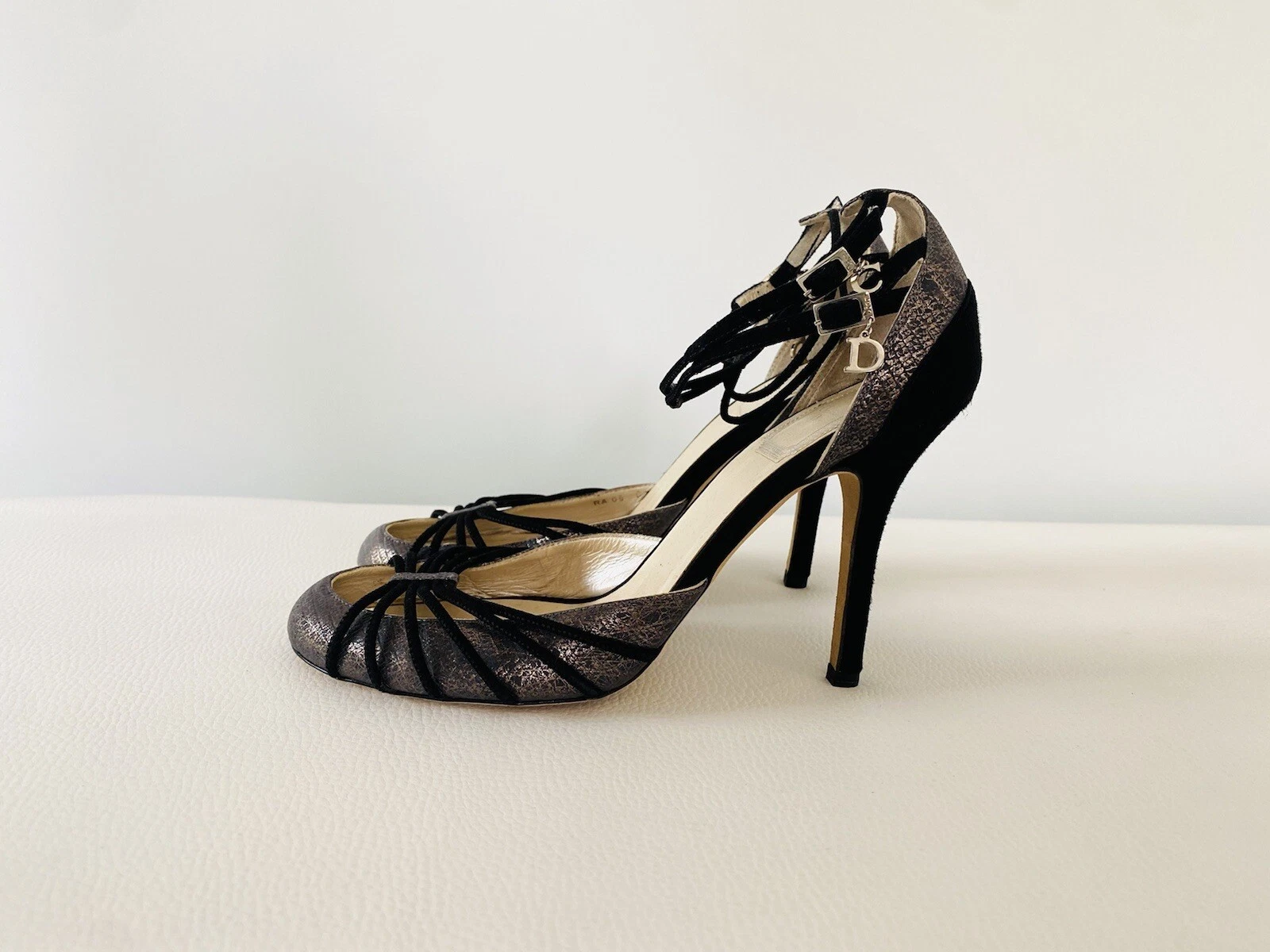 Escarpins en cuir à breloques CD CHRISTIAN DIOR by JOHN GALLIANO P.38