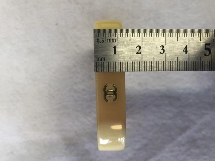 Brazalete brazalete CHANEL beige marca CoCo diámetro interior simple: 2,6 pulgadas Foto 4 de 4