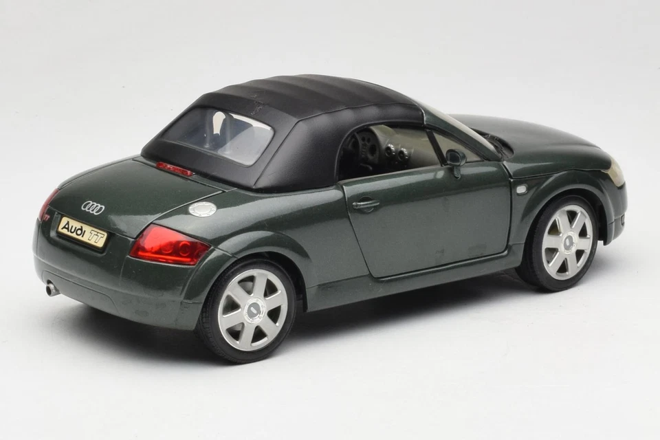 08979 Audi TT Roadster Green Revell 1/18 - Immagine 3 di 4