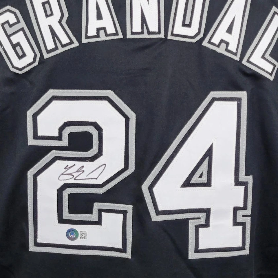 Camiseta de béisbol negra firmada por Yasmani Grandal de Chicago (Beckett) Foto 2 de 3