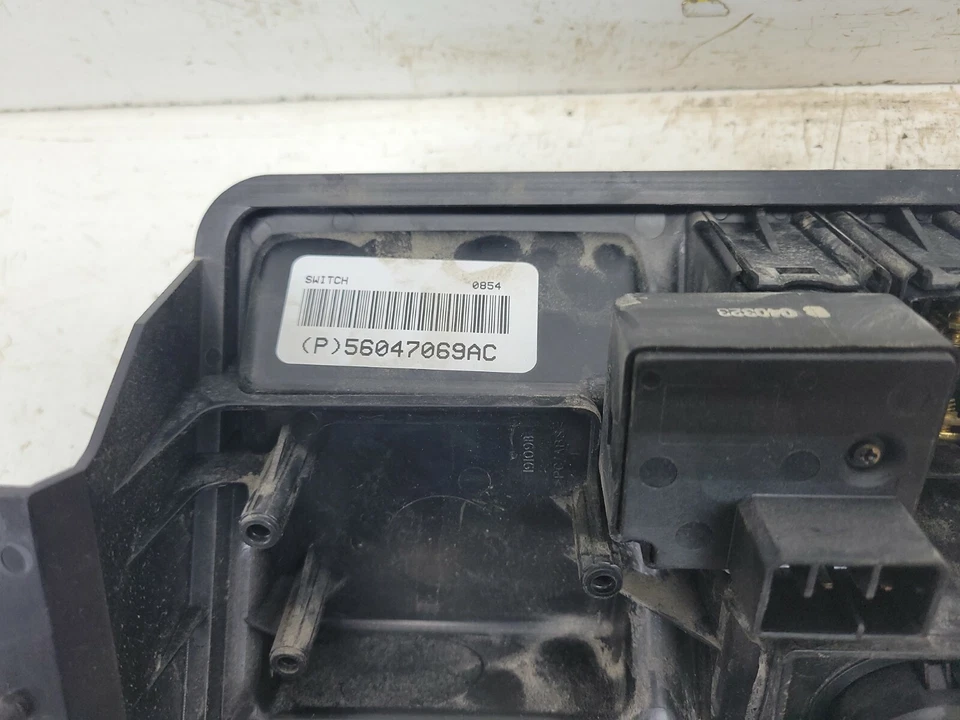 Panel interruptor tablero central Jeep Wrangler TJ 03-06, def, limpiaparabrisas y bloqueo del eje Foto 4 de 4