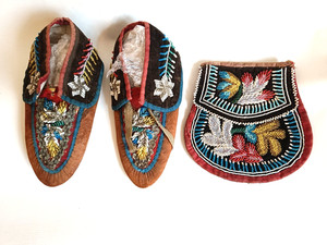 Pair Native American Iroquois Beaded Moccasins & Bag