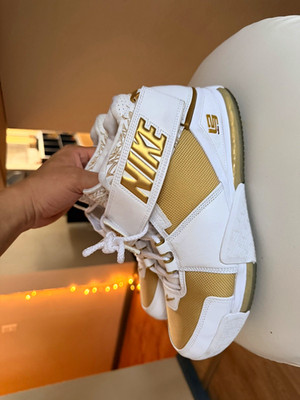Nike LeBron Men s Basketball Mid Top Sneakers White/Gold Hook & Loop Sz 11