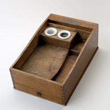 Ancien tiroir à papeterie japonais en bois avec supports en porcelaine...