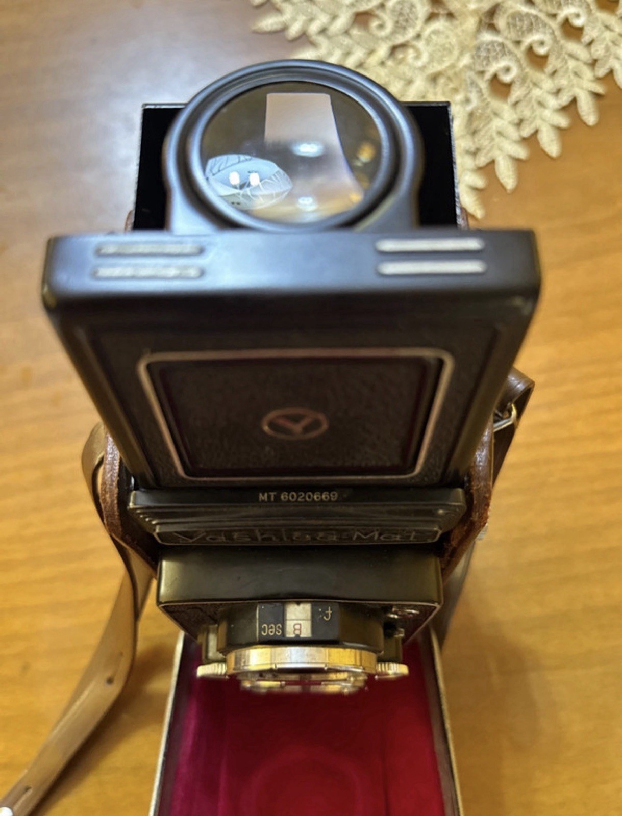 Yashica Yashica-Mat fotocamera reflex biottica TLR vintage con custodia rossa foto 4