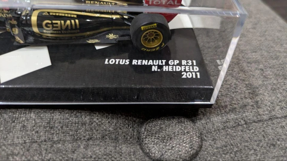 Modellino auto Minichamps Lotus Renault R31 2011 Nick Heidfeld scala 1/43 - Immagine 2 di 4