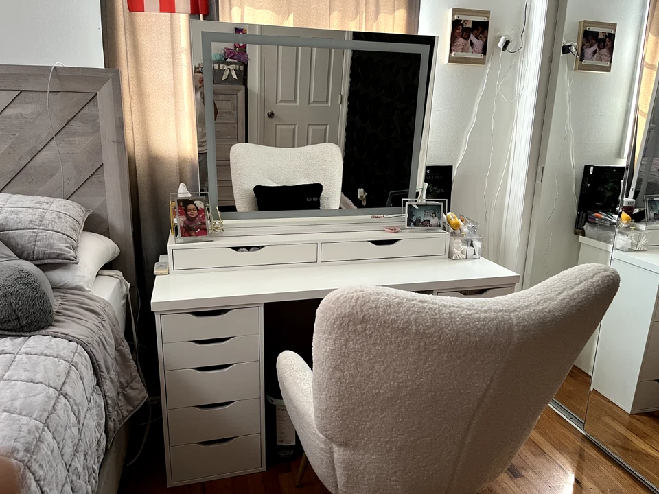 Tocador IKEA de menos de un año. Escritorio, Silla, Espejo Bluetooth, Cajones Extra Foto 2 de 2