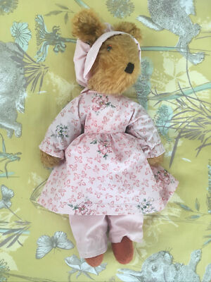 Vintage hausgemachter gut gekleideter Stofftier Teddy? Schürze wie vorgefunden.