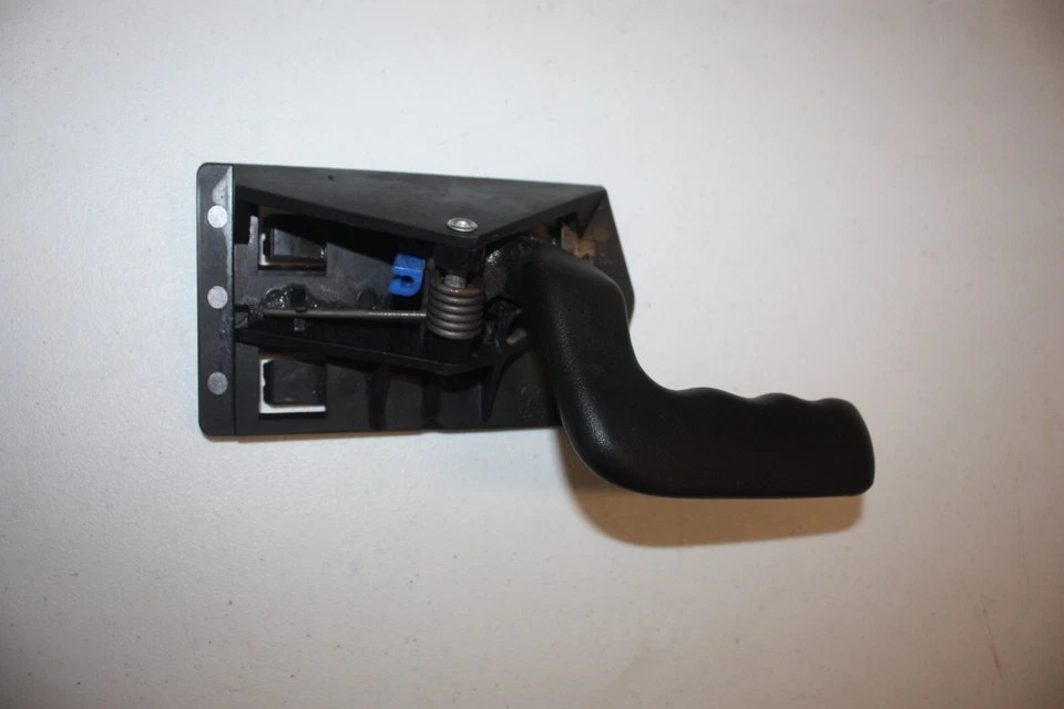 1999-2007 GMC Sierra K1500 Rt (Passenger) Front Interior Door Handle, OEM - Image 3 of 4