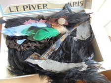 Boite L.T Piver ancienne garnie d'accessoires costume ancien plumes rubans etc..