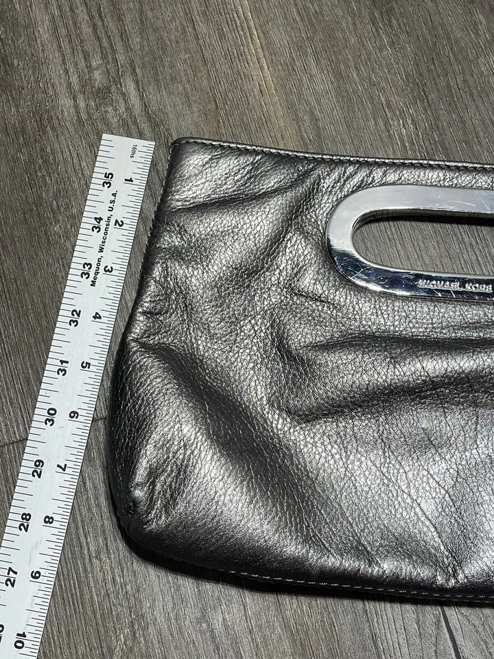 Bolso sin asas Berkley MK Michael Kors plateado metálico de lujo cierre magnético Foto 4 de 4