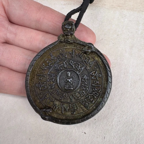 Antiguo Budismo Tibetano Pátina de Cobre Corona Dragón Nueve Palacios Colgante - Imagen 1 de 7