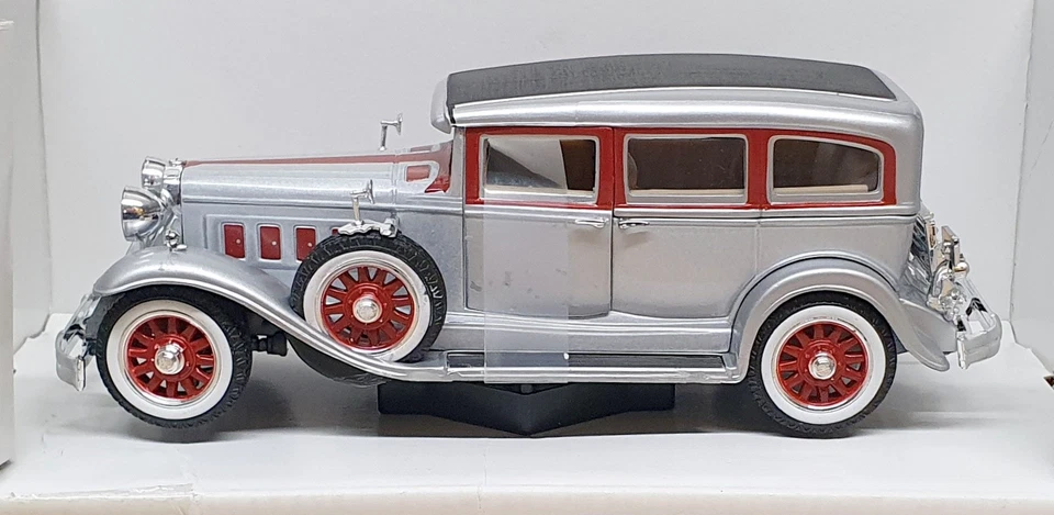 Anson 1/32 Scale Diecast 10101 - 1931 Peerless - Silver/Red - Image 3 of 4