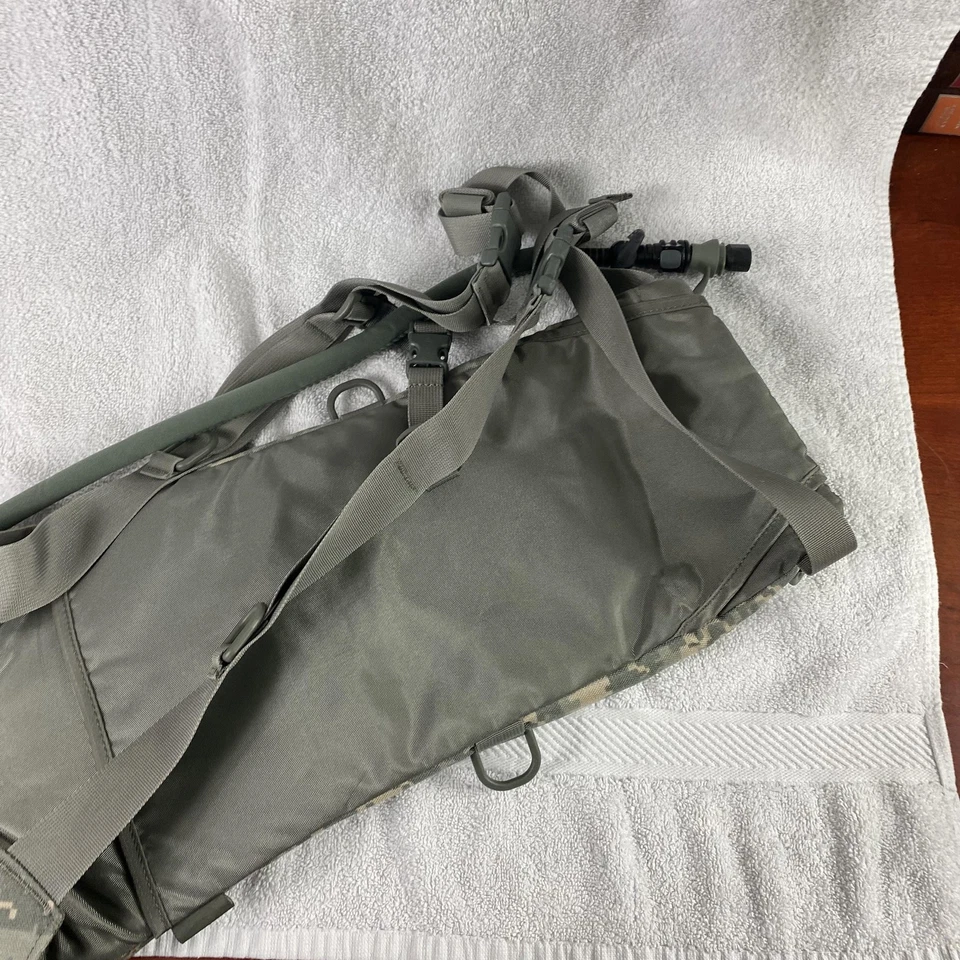Mochila de hidratación CamelBak Maximum Gear táctica militar ACU camuflaje digital Foto 4 de 4