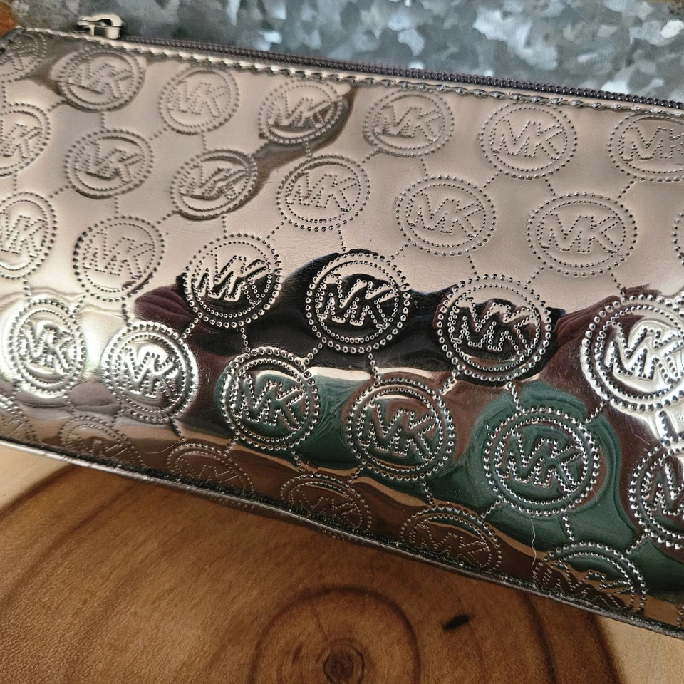 Bolso sin asas Michael Kors metálico plateado estampado de monograma y cremallera superior maquillaje ¡LINDO! Foto 3 de 4