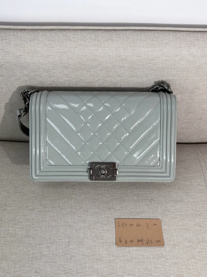 Bolso mediano de niño Chanel gris charol piel de becerro SHW Foto 2 de 4