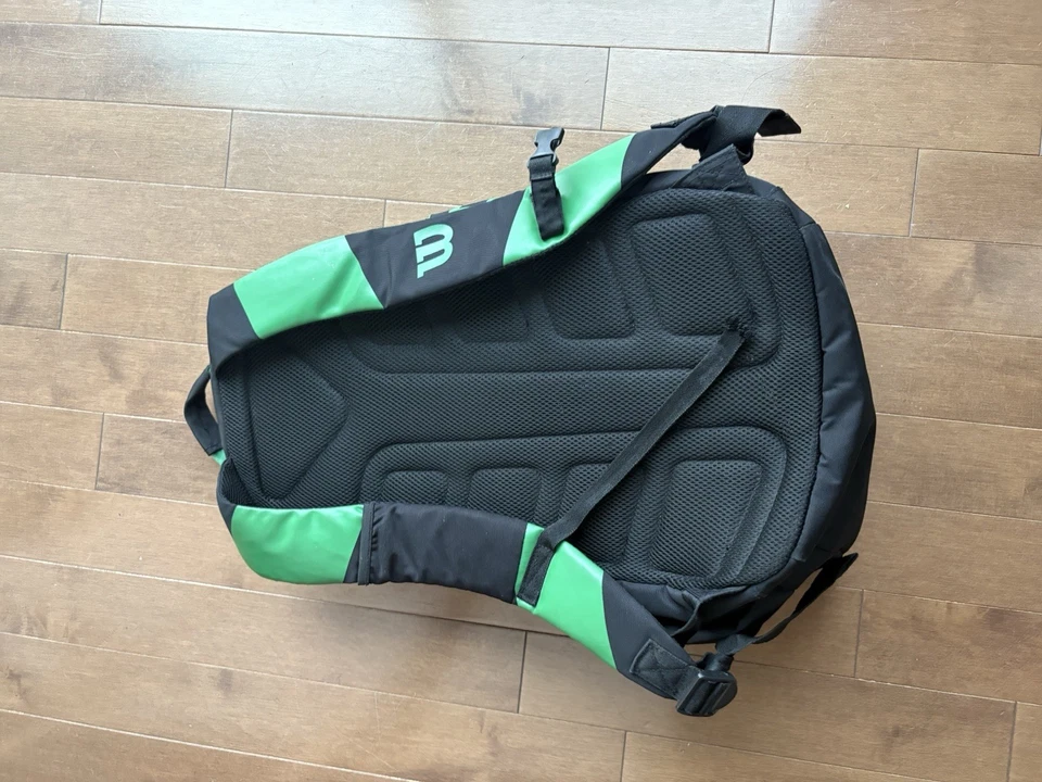 Bolsa de baloncesto Wilson Evolution, negra y verde usada limpia básicamente nueva Foto 3 de 4