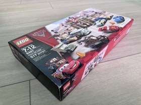 LEGO 8487: DISNEY CARS Flo's V8 Caf&eacute; - RETIRED 2011 - HTF - New / Sealed