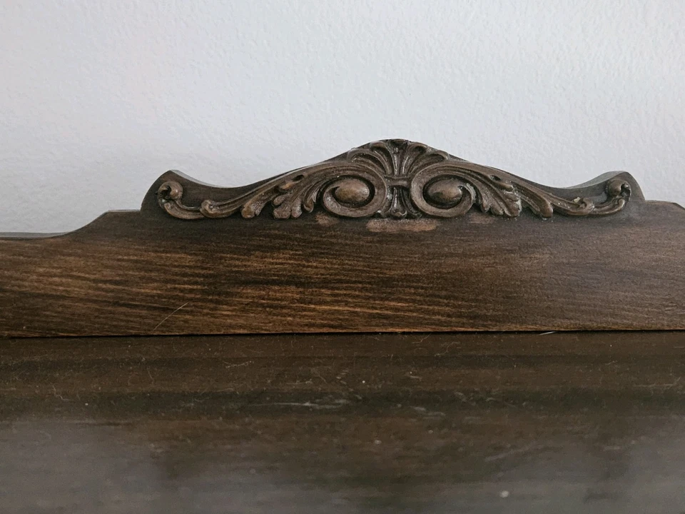 Antigua vitrina victoriana de roble tigre con medallones decorativos Foto 2 de 4