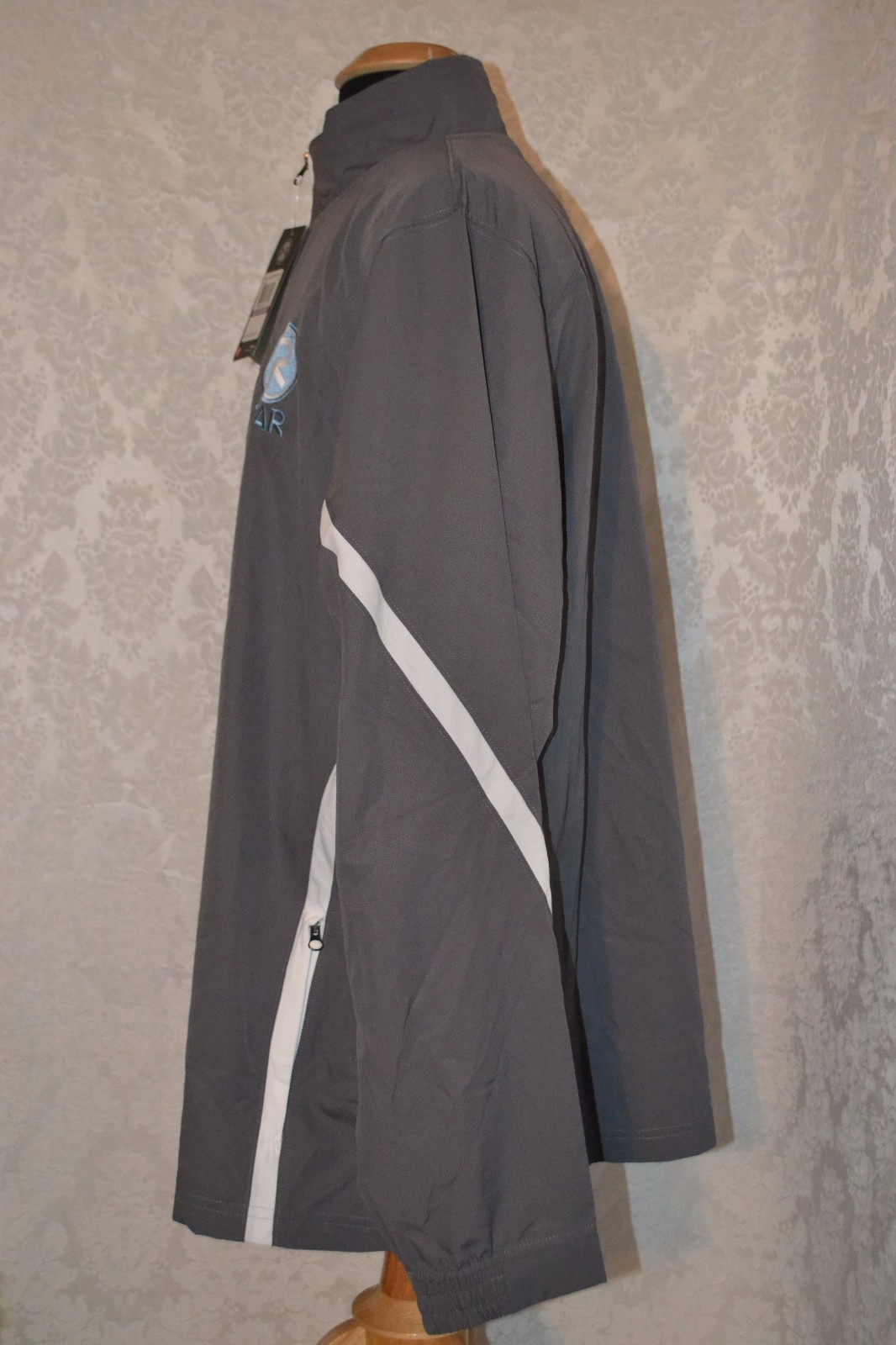 NWT Under Armour Men's Loose Fit Gray& White Pullover 1/4 Zipper Fleece Size 2XL thumbnail 3