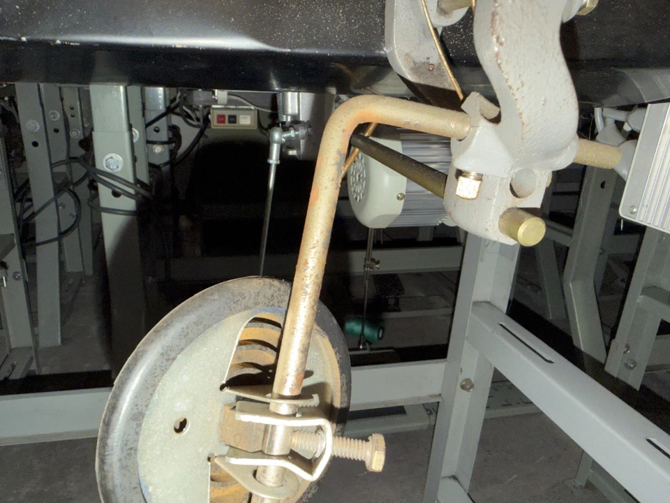 Máquina de coser Consew 226R-1 pie para caminar con mesa y servomotor | Probada Foto 2 de 4