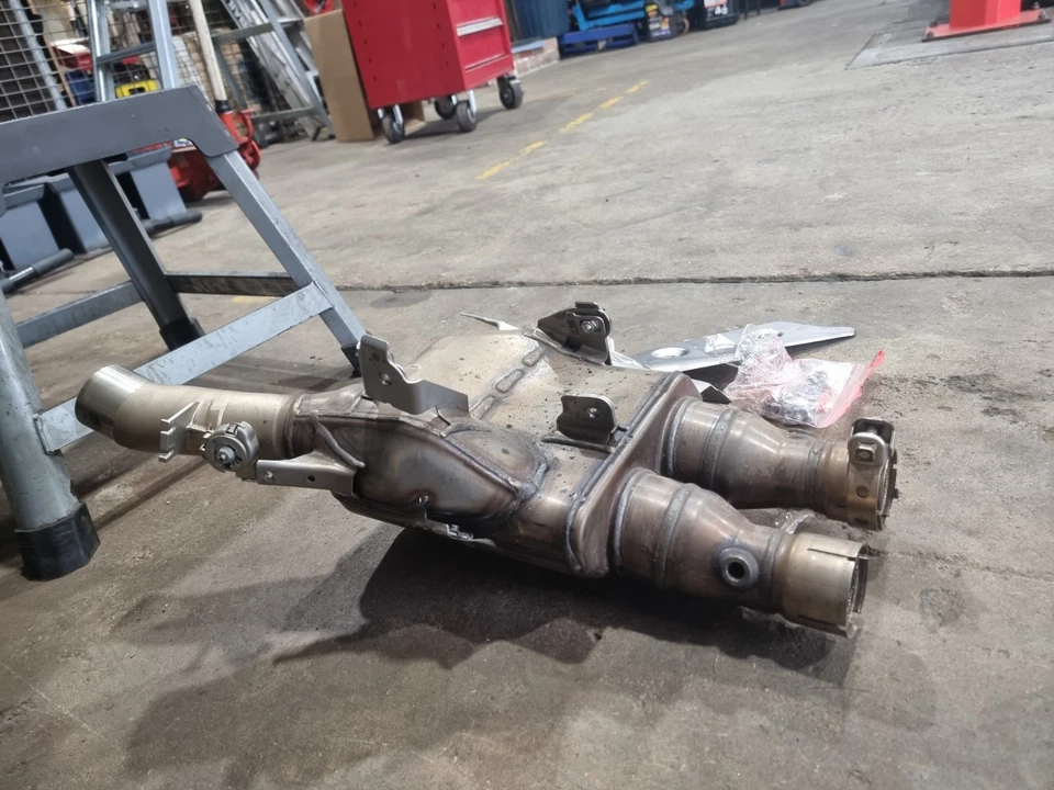 2015-2023 Yamaha YZF-R1 R1M OEM Catalytic Converter B3L-14730-02 - image 4 of 4