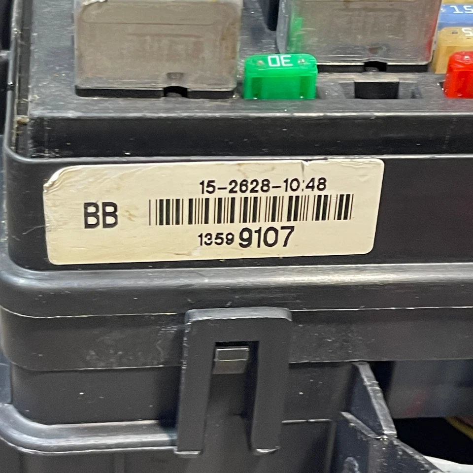 2008-2011 BUICK LUCERNE CADILLAC DTS REAR FUSE BOX UNDER SEAT 13599107 - Image 3 of 4