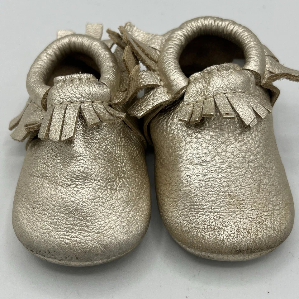 新鲜挑选婴儿莫卡辛金色金属条纹皮革幼儿尺寸 3 二手状况完好柔软 — 第 2/4 张图片