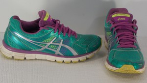 tênis asics verde