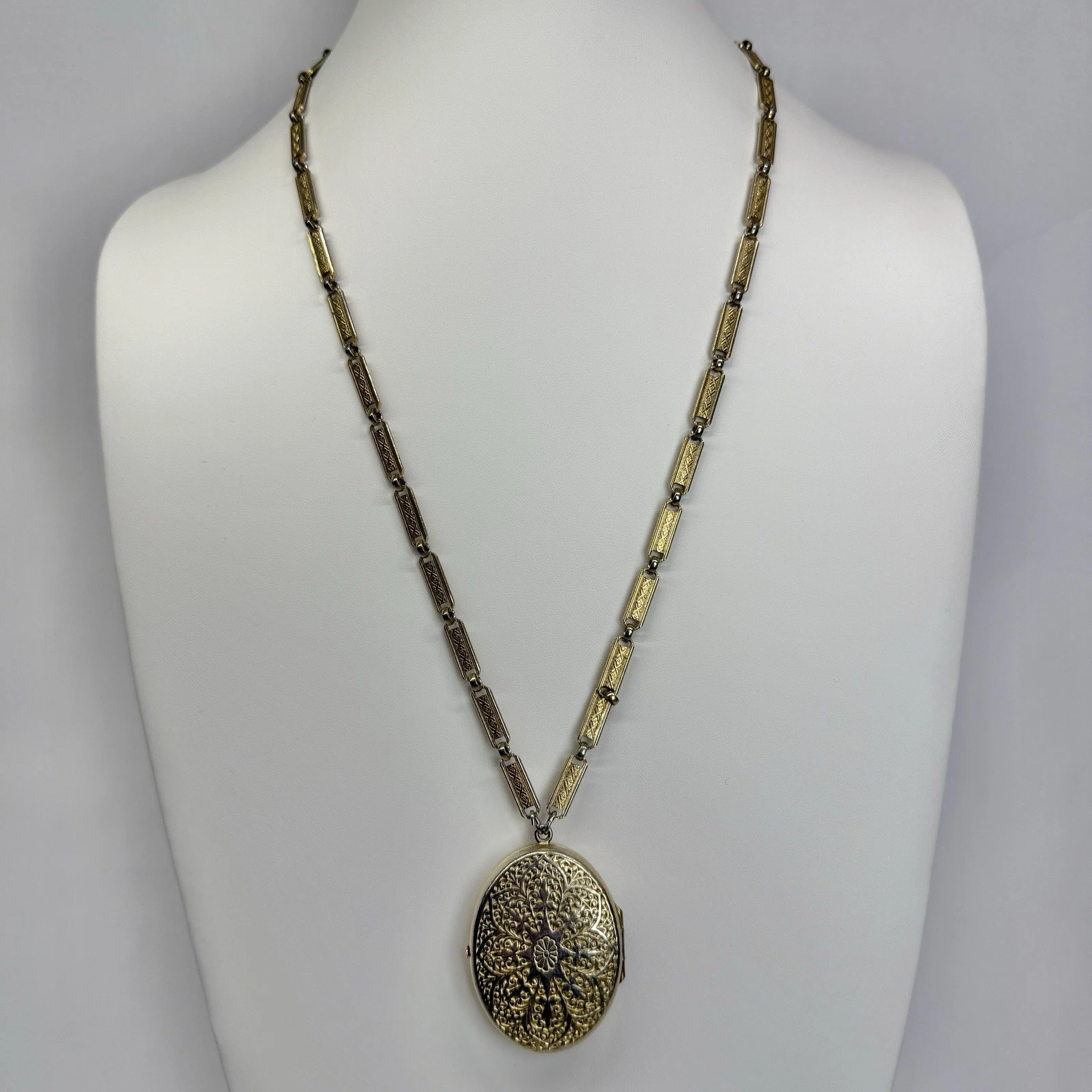 NAPIER Victorian Style Oval Locket Gold Tone Vintage Necklace Jewelry N196