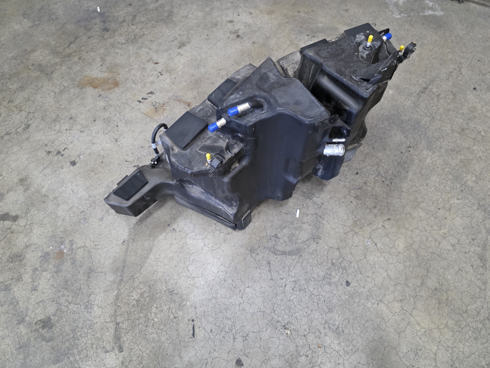 FERRARI 488 GTB PISTA F8 FUEL GAS TANK LEFT AND RIGHT OEM 326606 326607