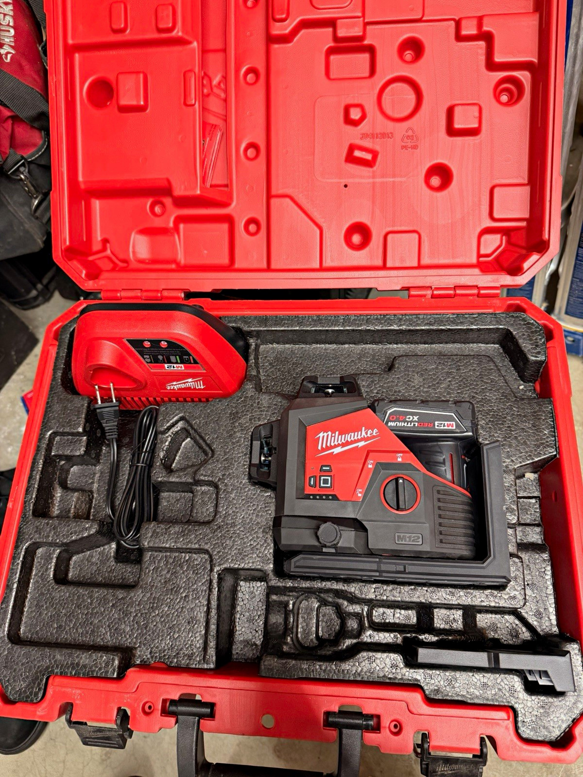 Milwaukee 360 M12 3622-21 Red Self-Leveling Cross-Line Laser Level Kit Case