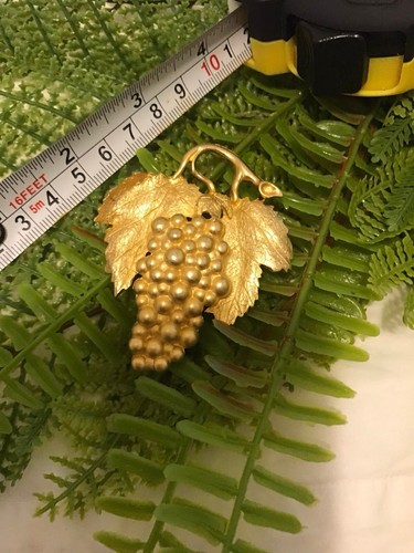 LOUIS STERN Grape Pendant By LS (Louis Stern Design) In Yellow Gold Metal