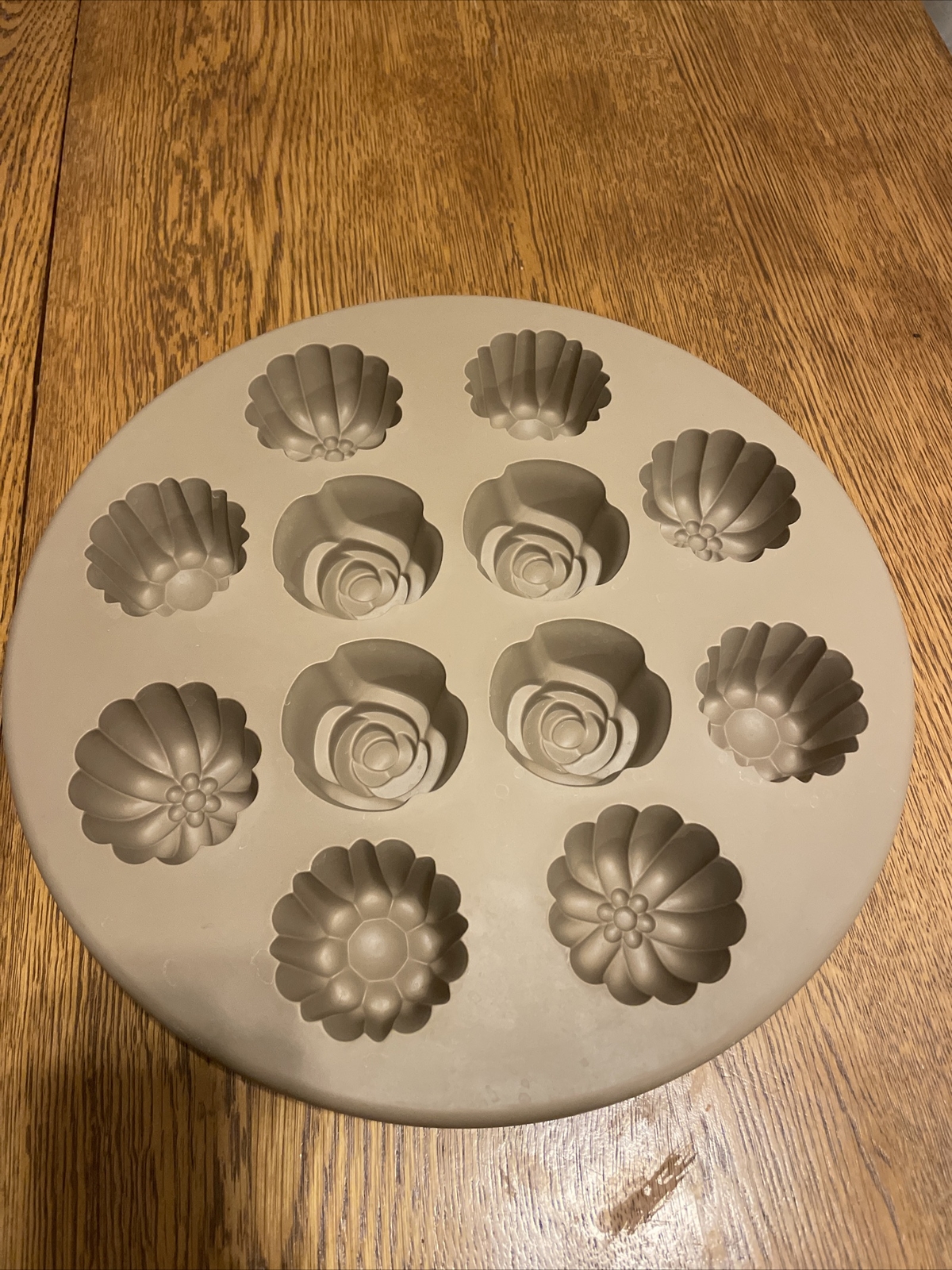 Pampered Chef Silicone 13" Round 12 Muffin Cupcake Dessert Pan Mold