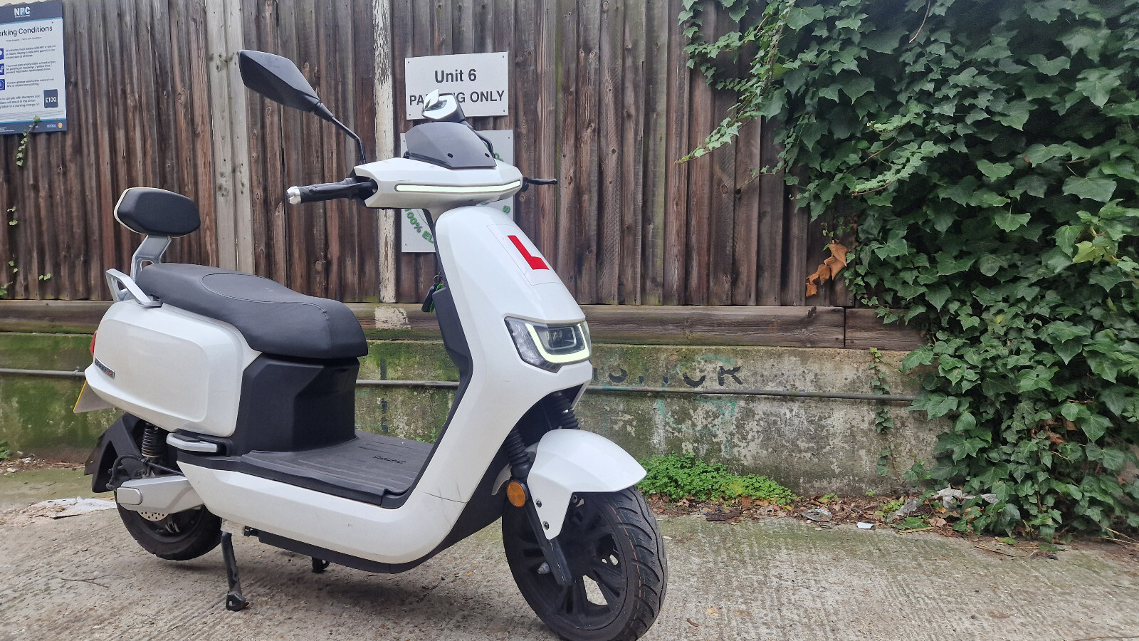 SUNRA ROBOS 3KW 50MPH ELECTRIC MOPED. SPARES OR REPAIRS. NO BATTERIES