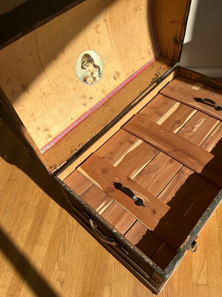 Antiguo baúl de vapor con cúpula en relieve cofre de cedro Foto 4 de 4