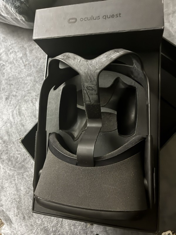 Oculus Quest Standalone VR Headset Black Model with Original Box - Oculus VR