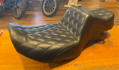 Le Pera Tailwhip Daddy Long Legs Seat for 2023-2025 Harley Touring