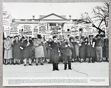 PICKETERS OUTSIDE WHITE HOUSE PROTESTING SPY JULIUS & ETHEL ROSENBERG EXECUTION