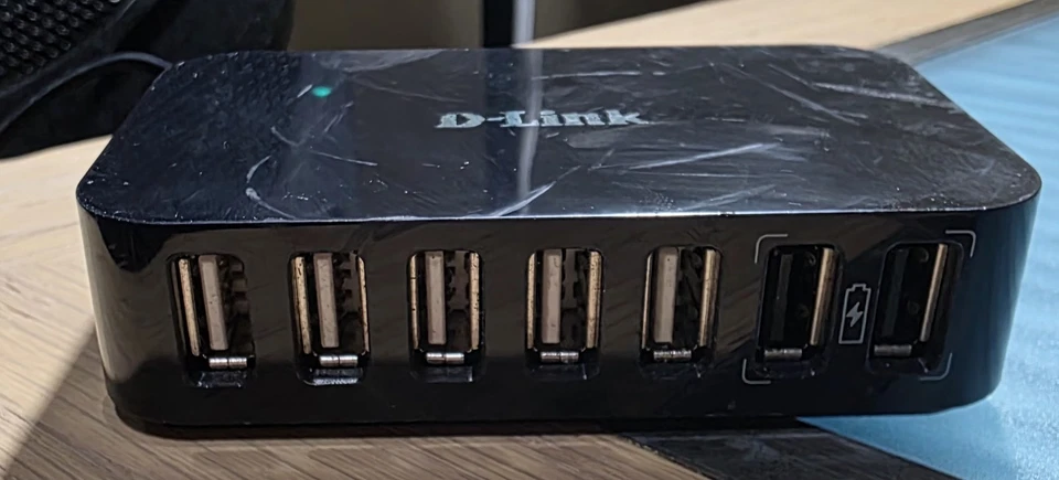 D-Link DUB-H7 Fast Charging High Speed Charging Hub USB 2.0 7 Port Expansion Hub - Image 2 of 4